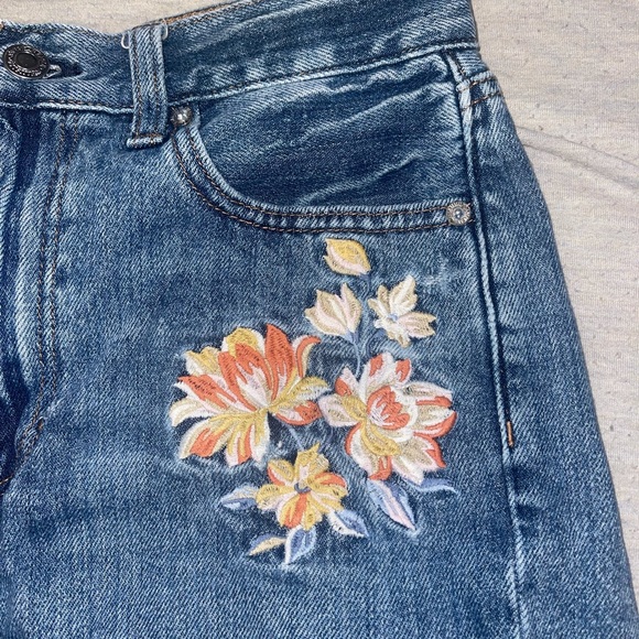 Floral embroidered shorts - Picture 3 of 6